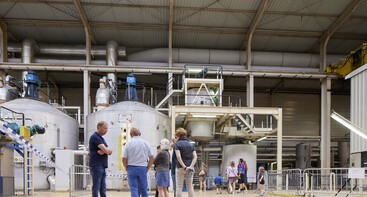 Bezoekers in de suikerfabriek