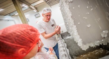 Man vertelt over productieproces kandijsuiker