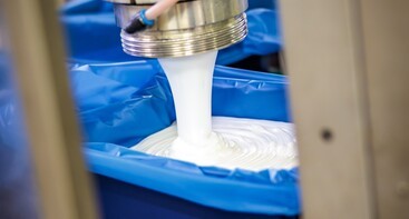 Fondantsuiker wordt in verpakking gegoten