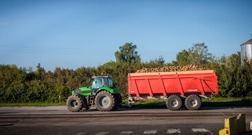 Tractor met bieten 