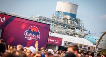 Suikerrock met diffusietoren op de achtergrond
