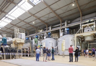 Bezoekers in de fabriek 
