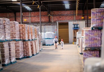 Bezoekers in het magazijn van de Candicofabriek