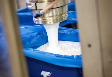 Fondantsuiker wordt in verpakking gegoten