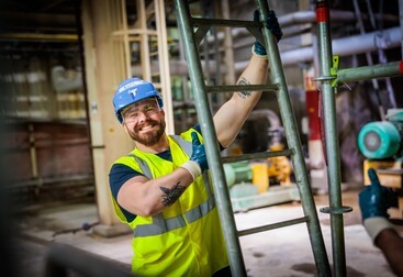Man met helm in de fabriek 